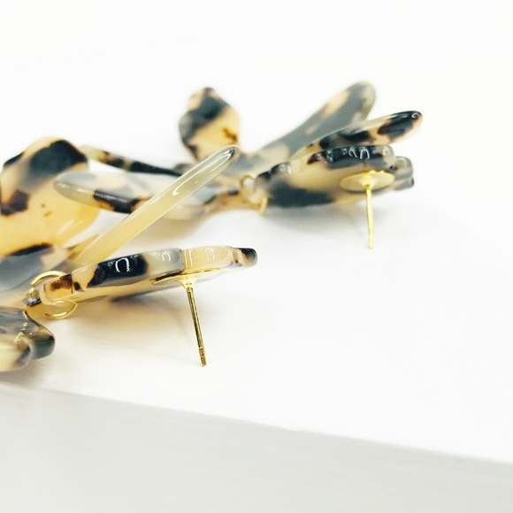 RESTOCKED Paper Lily Earrings in Blond Tortoise - Picture 5 of 8